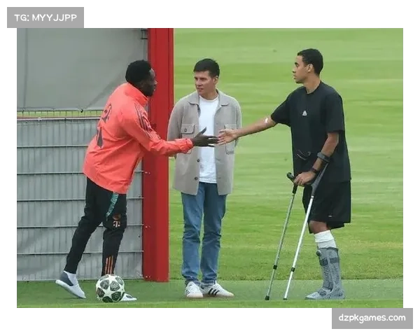 拜仁阿方索·戴维斯腿筋受伤恢复中，与穆西亚拉进行部分合练